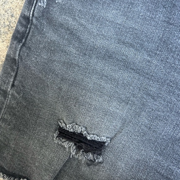 Black Uniqlo denim cutoff shorts - Picture 5 of 5